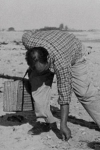 Neruda recogiendo conchas en la playa de Varadero, Cuba