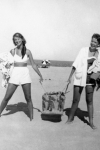 Sylvia Plath con una amiga en Cape Cod, 1952