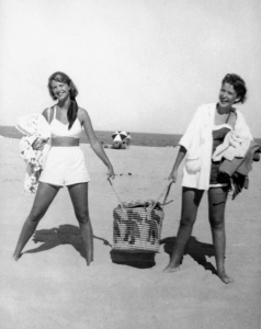 Sylvia Plath con una amiga en Cape Cod, 1952