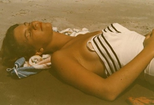 Sylvia Plath disfrutando del sol de la playa