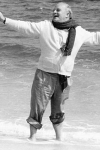 Truman Capote en la playa en 1984, poco antes de su muerte