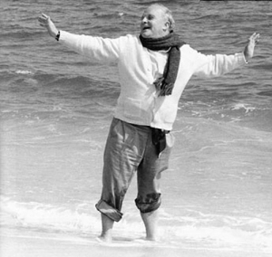 Truman Capote en la playa en 1984, poco antes de su muerte