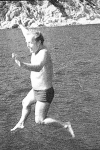 Truman Capote saltando al agua