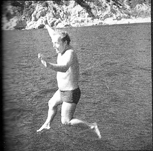 Truman Capote saltando al agua