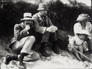 Virginia Woolf en la playa de Studland en 1910