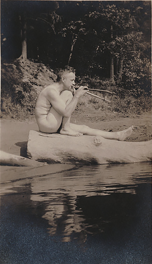 Luis Cernuda en la playa de La Linera, Castropol