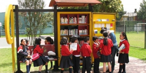 Escolares realizando actividades de lectura en un PPP