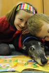 Los niños y el perro disfrutando de la lectura