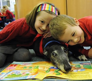 Los niños y el perro disfrutando de la lectura