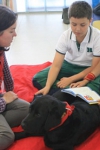 Niños leyendo con un perro adiestrado