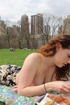 Club de lectura en top-less en Nueva York