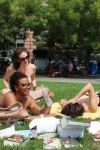 Mujeres de un grupo de lectura disfrutan de Central Park