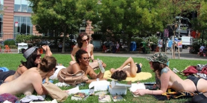 Mujeres de un grupo de lectura disfrutan de Central Park