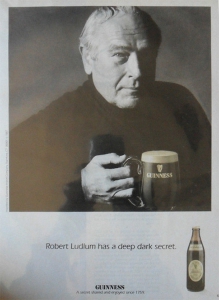 Robert Ludlum anunciando cerveza