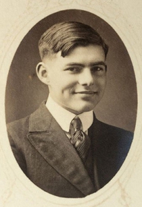 Ernest Hemingway con 17 años