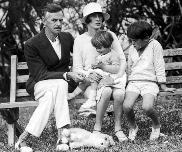 Eugene O’Neill con Agnes Boulton y sus hijos 1925