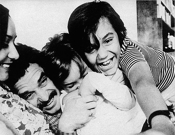 Preciosa fotografía de Gabriel García Márquez con su mujer e hijos