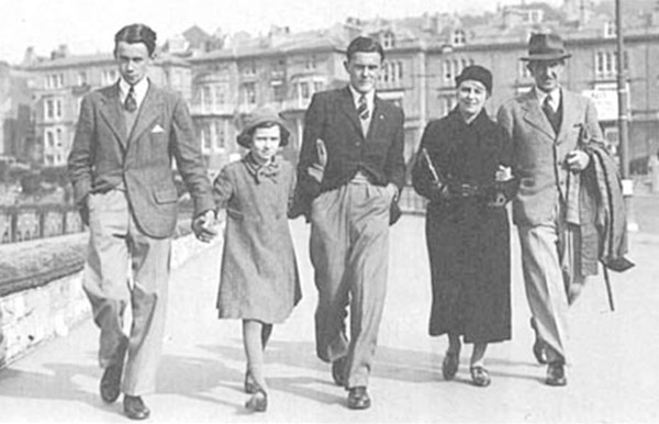 JRR Tolkien con su familia en 1940