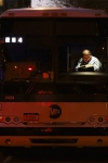 Conductor de autobús de Nueva York leyendo en un descanso