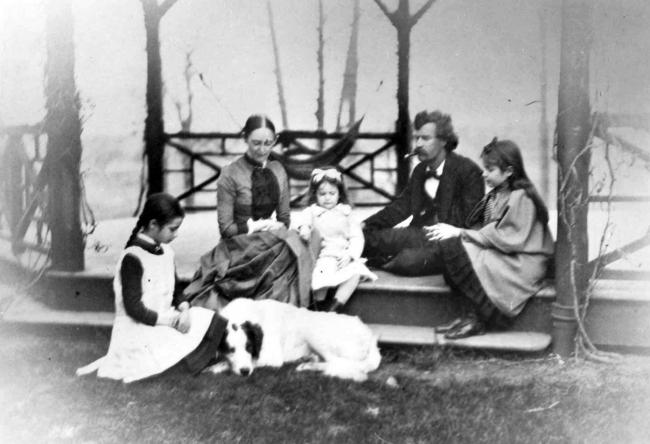 Mark Twain, junto a su esposa Olivia Langdon y sus tres hijas