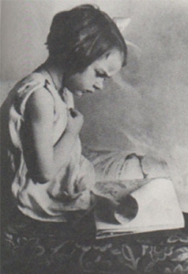 Preciosa imagen de Flannery O´Oconnor en su niñez