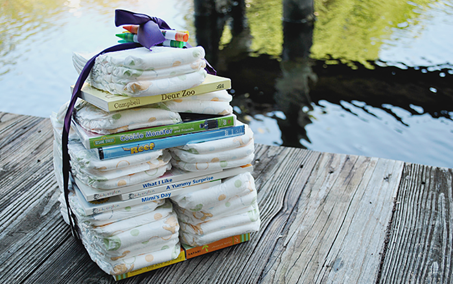Libros para una embarazada envueltos con pañales