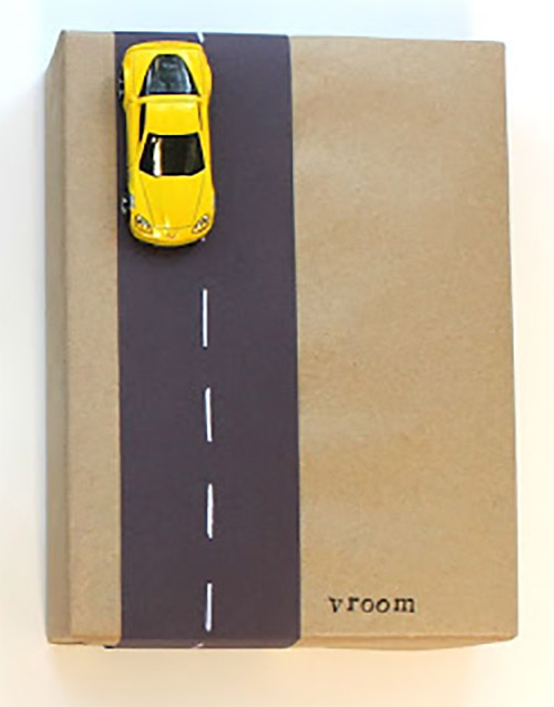 Libro de regalo para un niño empaquetado con un coche de juguete