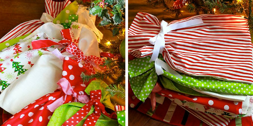 Libros de Navidad envueltos en bolsas de tela