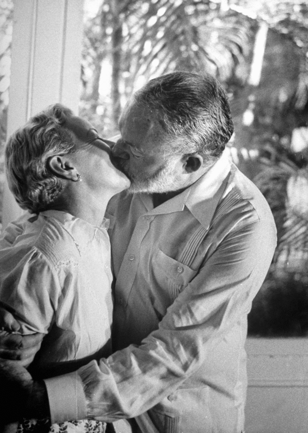 Ernest Heminway celebra con un beso a su esposa el premio Nobel