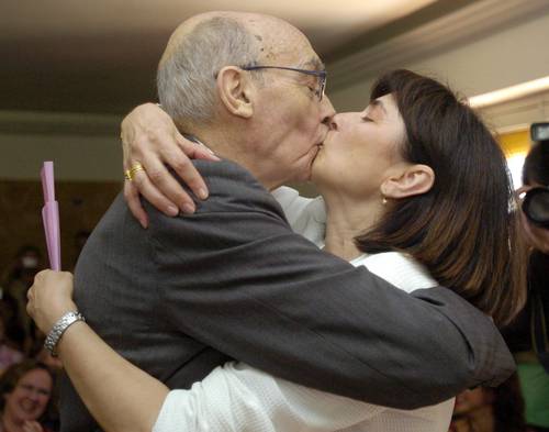 José Saramago besando a Pilar del Río