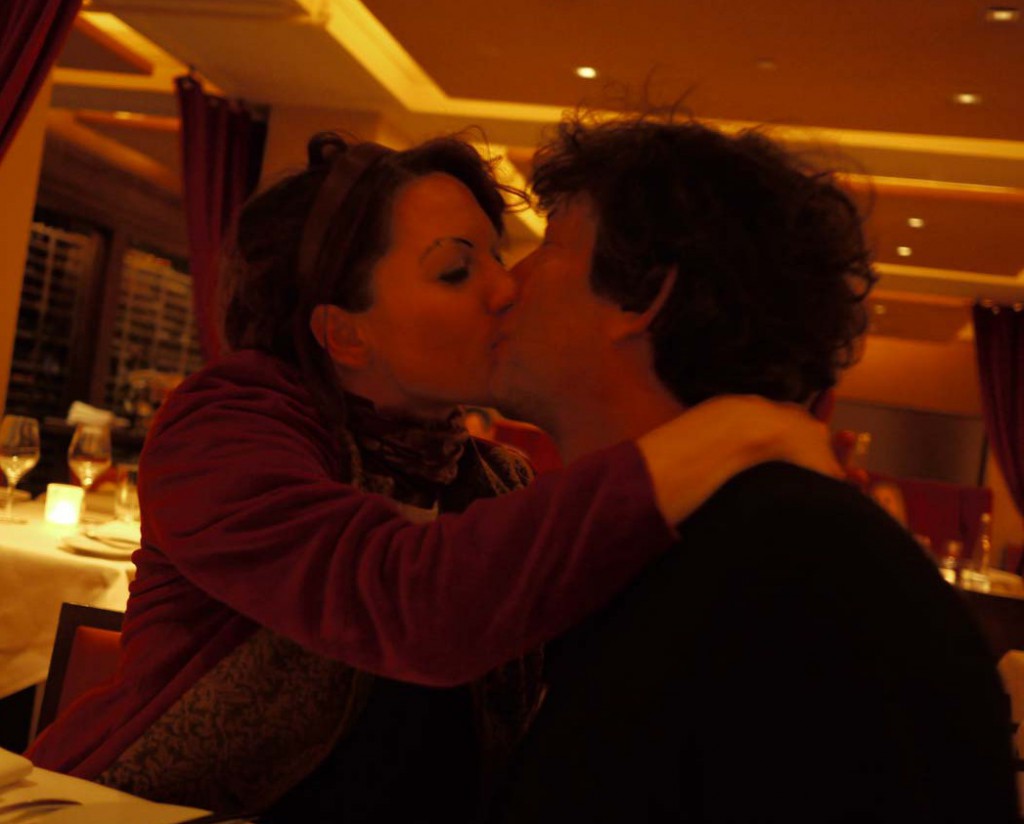 Neil Gaiman besa a su esposa
