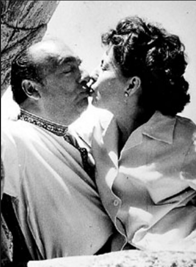 Pablo Neruda besa a Matilde Urrutia