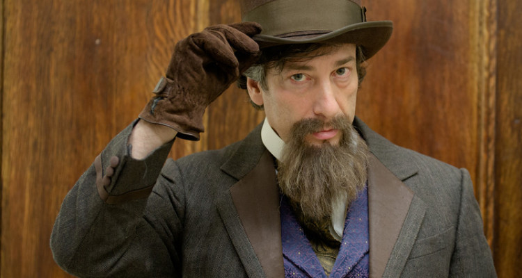 Neil Gaiman disfrazado de Charles Dickens