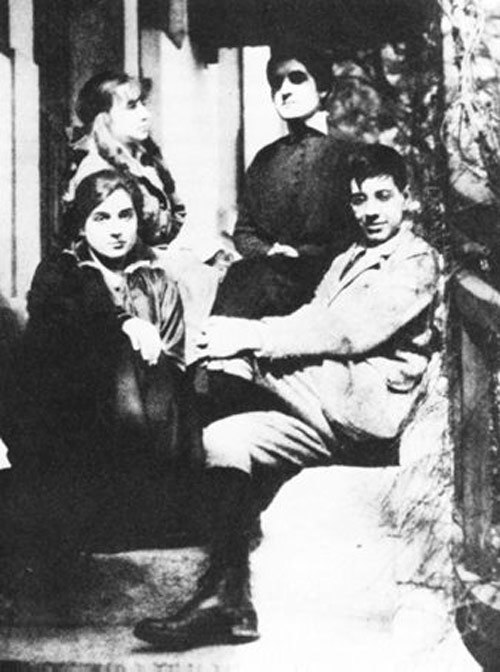 Jorge Luis Borges con su hermana Nora en el colegio de Ginebra