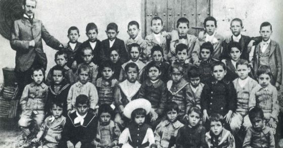 Federico García Lorca, en el centro, con un gran sombrero blanco, junto a los niños de la escuela de Fuentevaqueros.