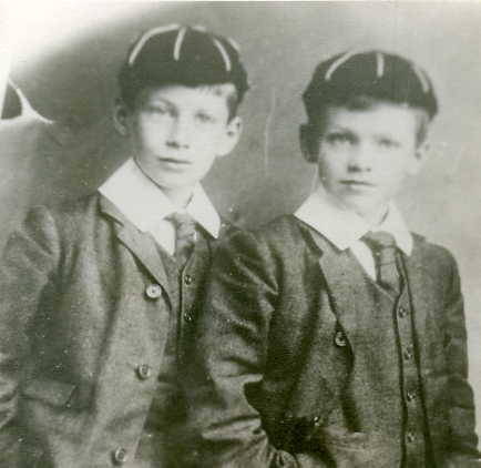 George Orwell posa con su uniforme de colegio junto a su hermano, durante sus estudios en una pequeña escuela parroquial anglicana en Henley.