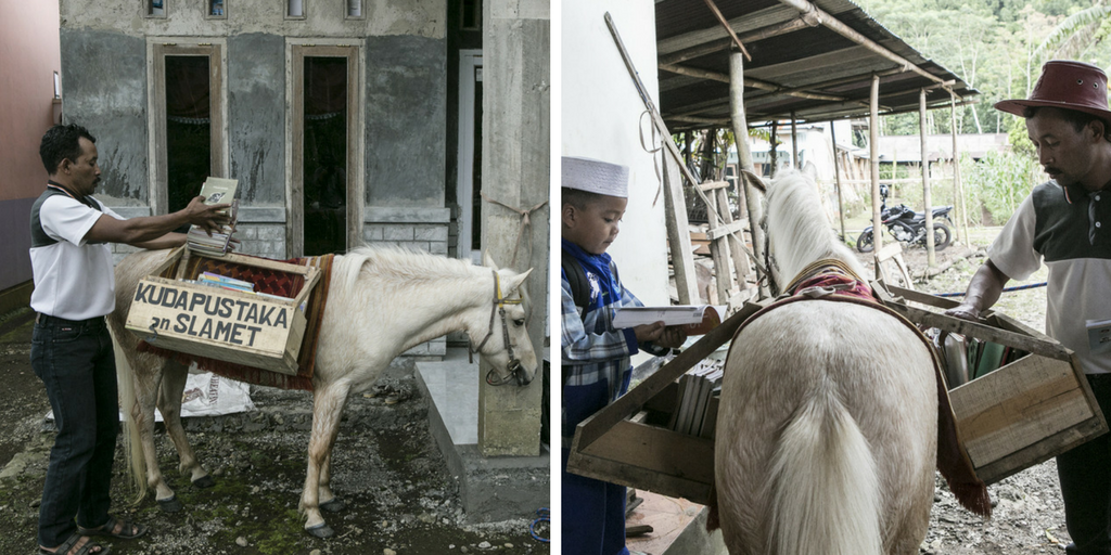 Biblioteca ambulante a caballo en Indonesia