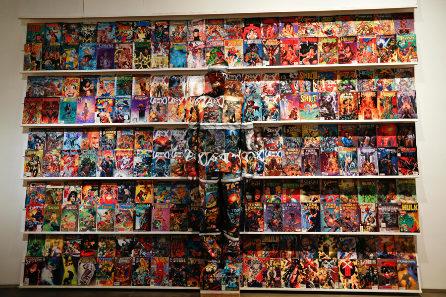 Liu Bolin, camuflado entre cómics