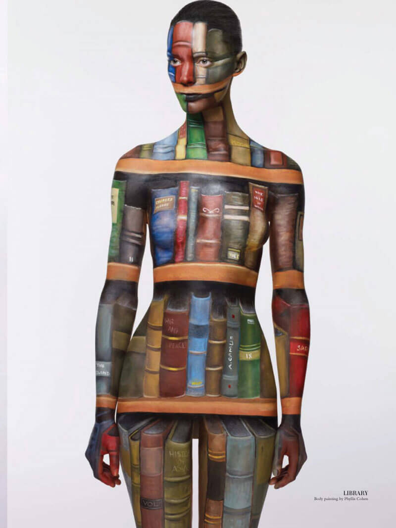 Mujer biblioteca, una muestra de maquillaje corporal con motivo de libros